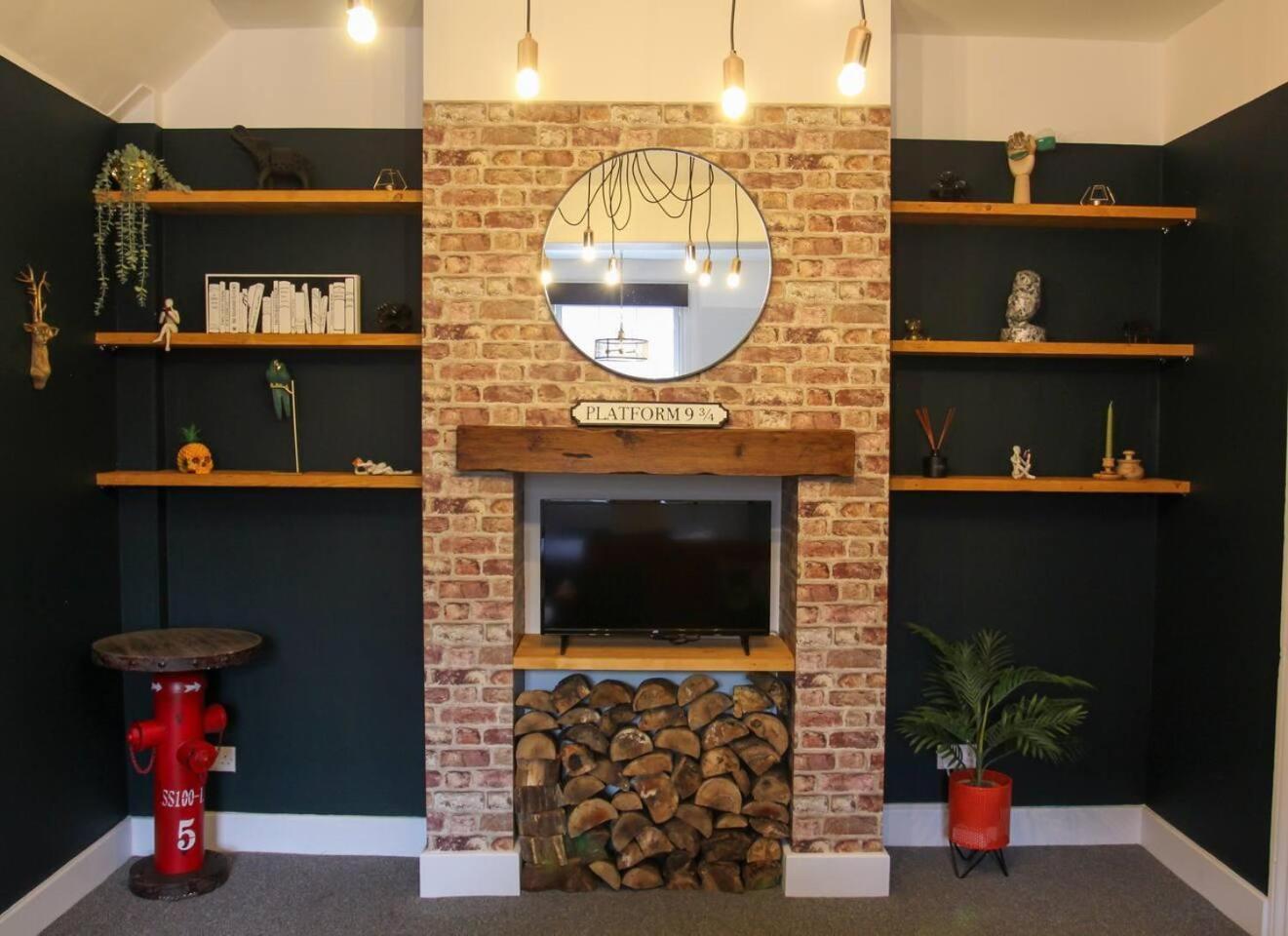 Studio-Sleeps 4-10 Min H Potter-17 Min London Уотфорд Екстериор снимка