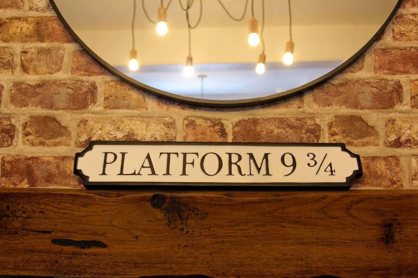 Studio-Sleeps 4-10 Min H Potter-17 Min London Уотфорд Екстериор снимка